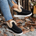 Snow boots with high tops and water-resistant properties