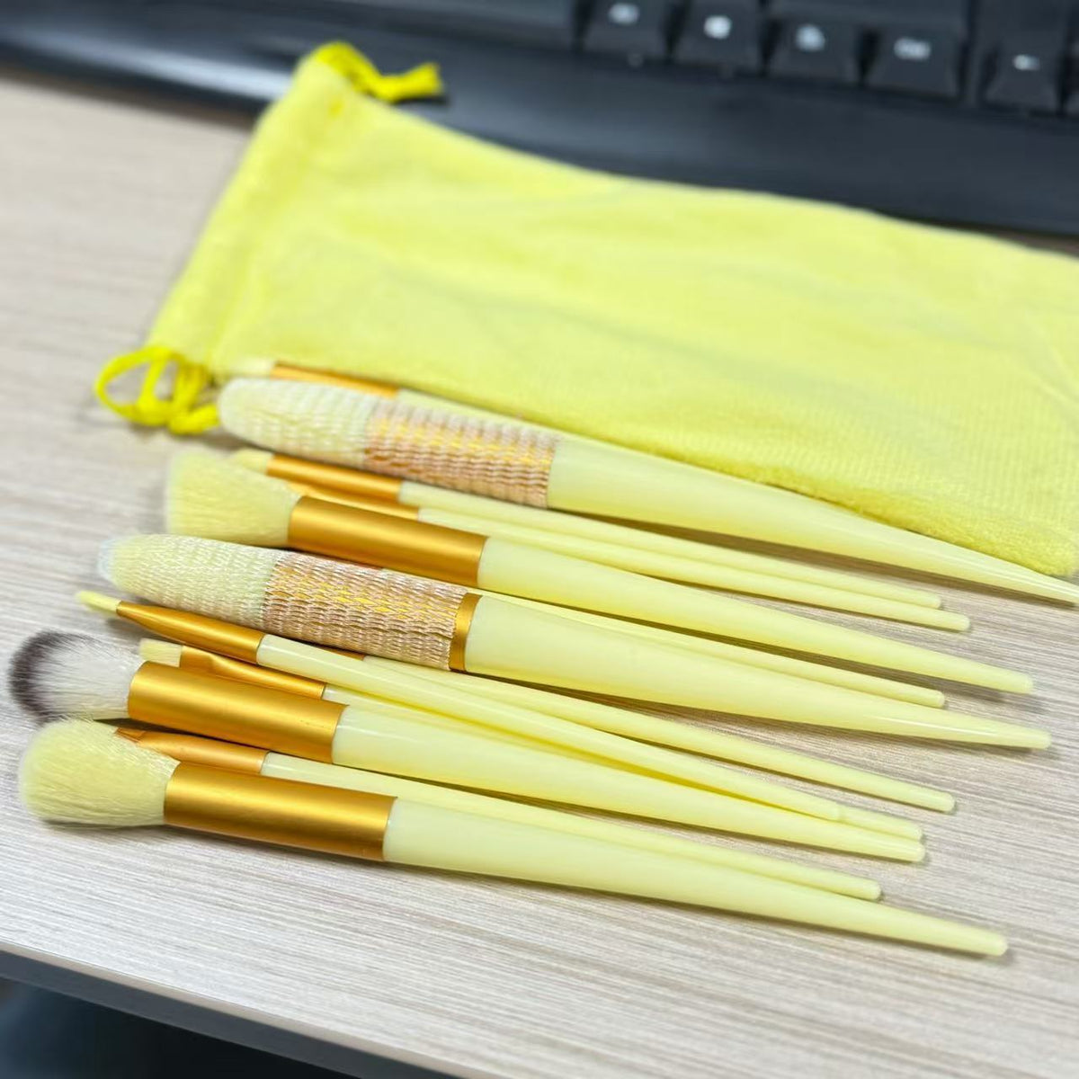 13-Piece Makeup Brush Set: Eyeshadow Brushes and Blush Brushes