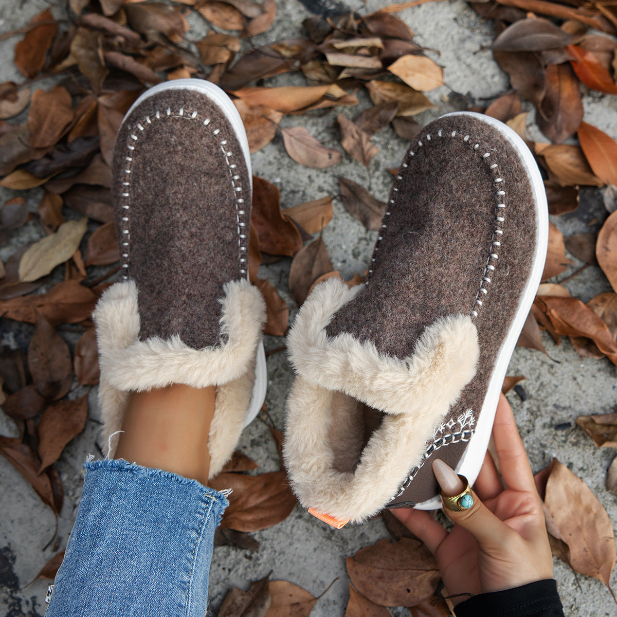 Snow boots with high tops and water-resistant properties