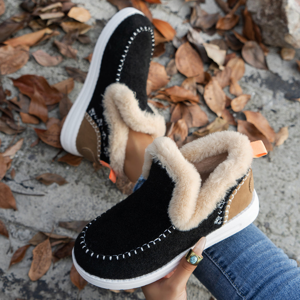 Snow boots with high tops and water-resistant properties